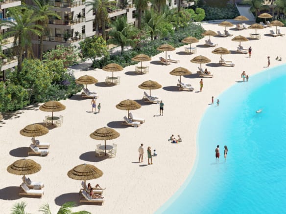 Plage privée aménagée avec transats au bord du lagon du projet Marena à Luque, près d’Asunción, au Paraguay.
