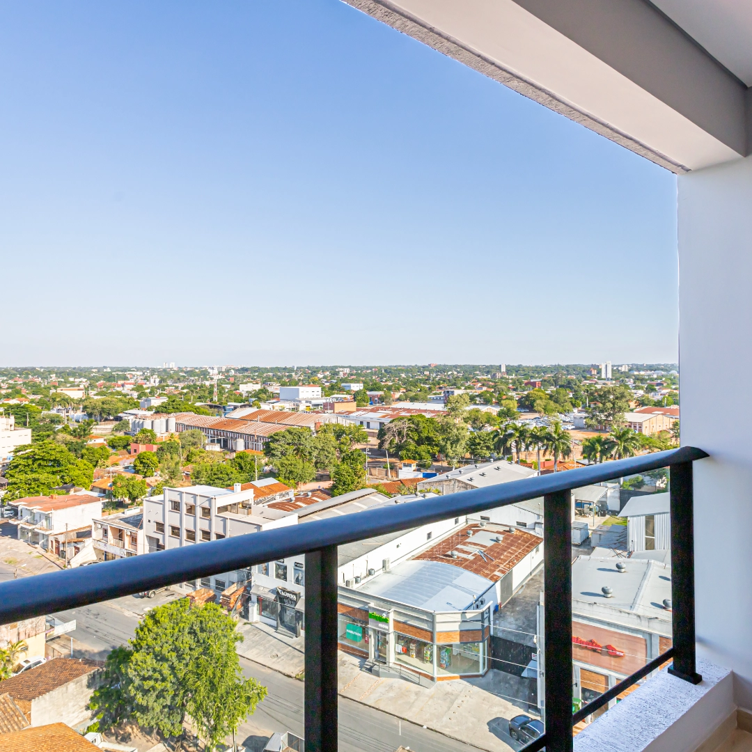 Vue depuis un balcon sur les toits et la végétation d’Asunción, dans l’immeuble Imagina Ycua Satí à Asunción, Paraguay.