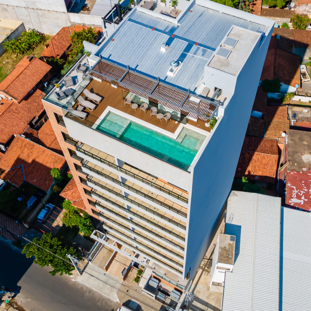 Vue aérienne de la piscine et de la terrasse sur le toit de l’immeuble Imagina Ycua Satí à Asunción, Paraguay.