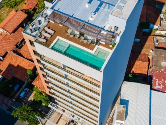 Vue aérienne de la piscine et de la terrasse sur le toit de l’immeuble Imagina Ycua Satí à Asunción, Paraguay.