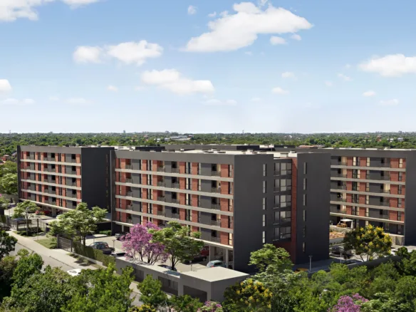Façade des immeubles Urban Cumbres vue depuis la rue, à Luque, Paraguay.