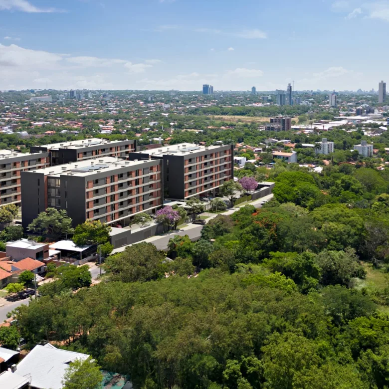 Vue aérienne des quatre immeubles et du parc central d’Urban Cumbres, à Luque, Paraguay.