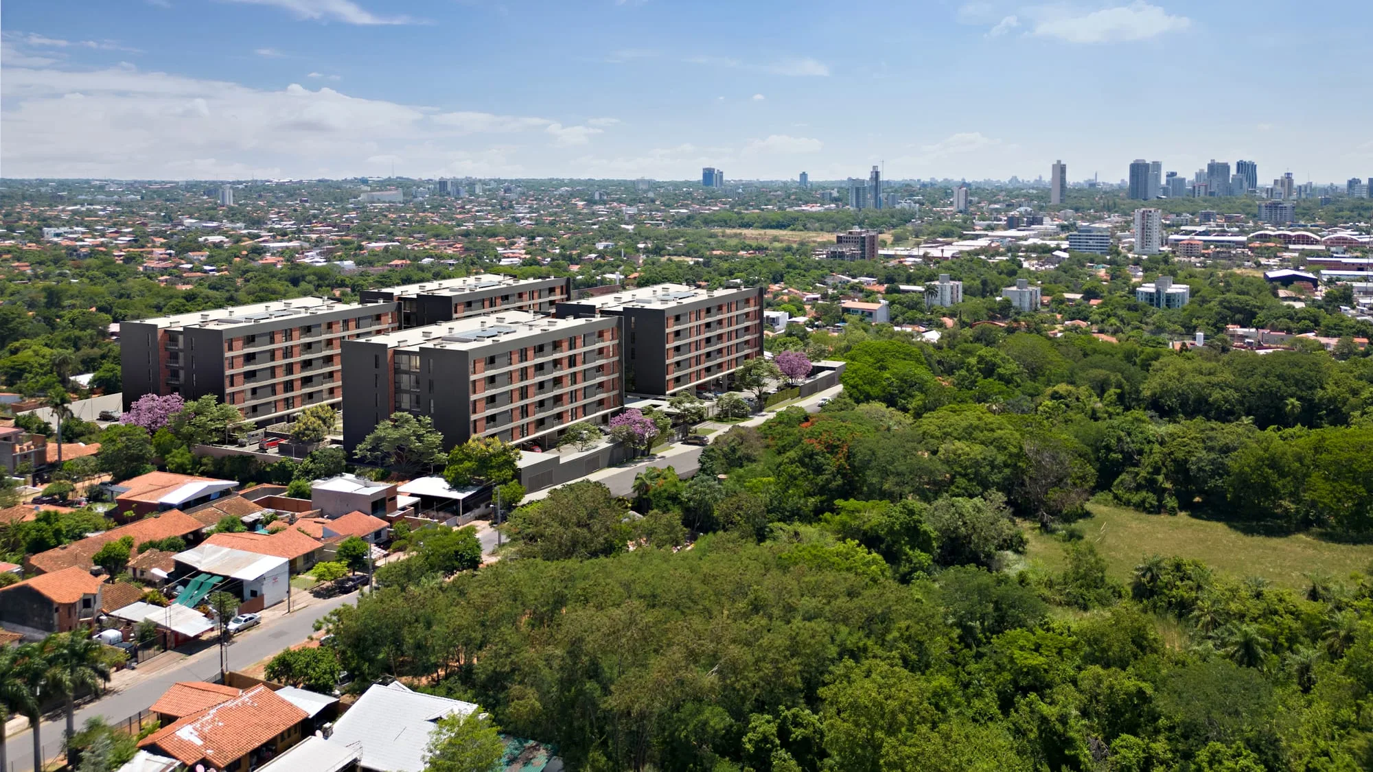Vue aérienne des quatre immeubles et du parc central d’Urban Cumbres, à Luque, Paraguay.