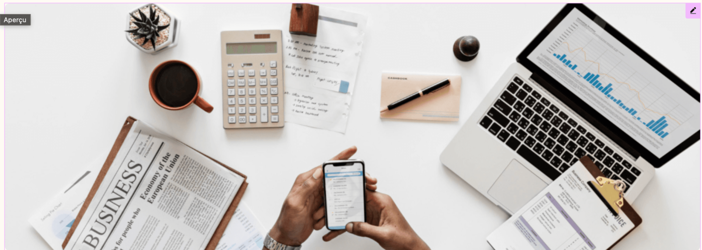 Documents, calculatrice et ordinateur utilisés pour analyser la fiscalité et la rentabilité d’un investissement immobilier au Paraguay.