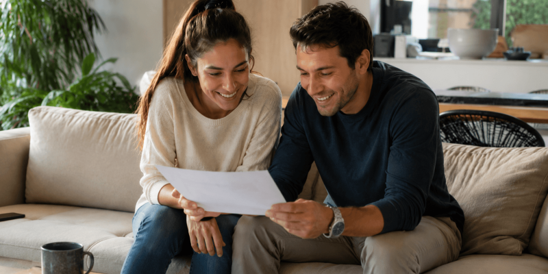 Couple consultant une proposition d’investissement immobilier au Paraguay