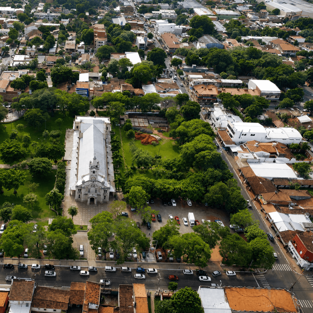 Vue aérienne du centre de Luque au Paraguay avec une église, des espaces verts et des habitations